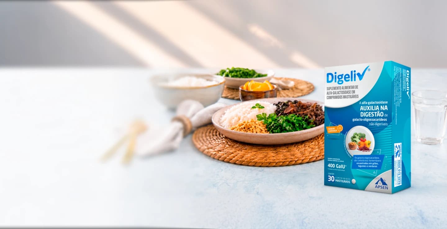 Prato de comida brasileira ao lado da caixa do suplemento Digeliv