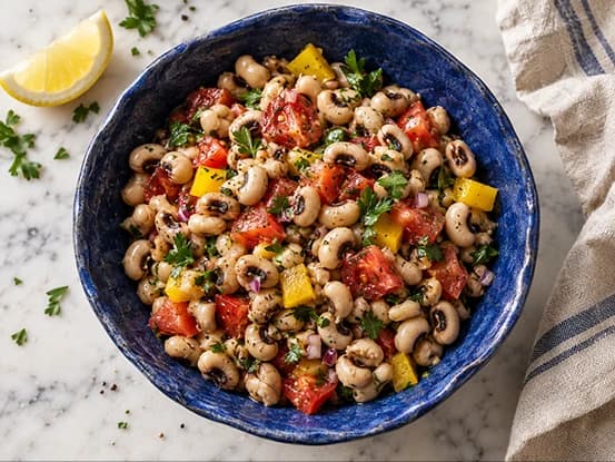 Salada colorida de feijão-fradinho com tomate e pimentão amarelo