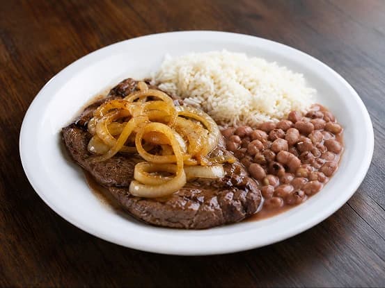 Prato feito com bife acebolado, arroz branco e feijão